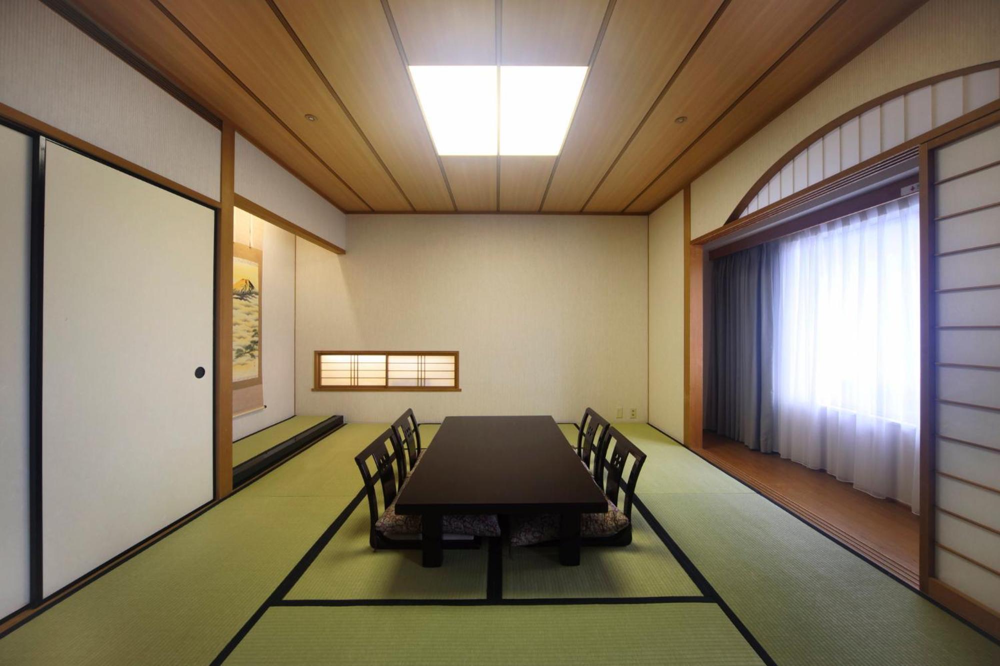 เอเอ็นเอ คราวน์ พลาซ่า โกเบ Hotel ภายนอก รูปภาพ A traditional Japanese room with a tokonoma