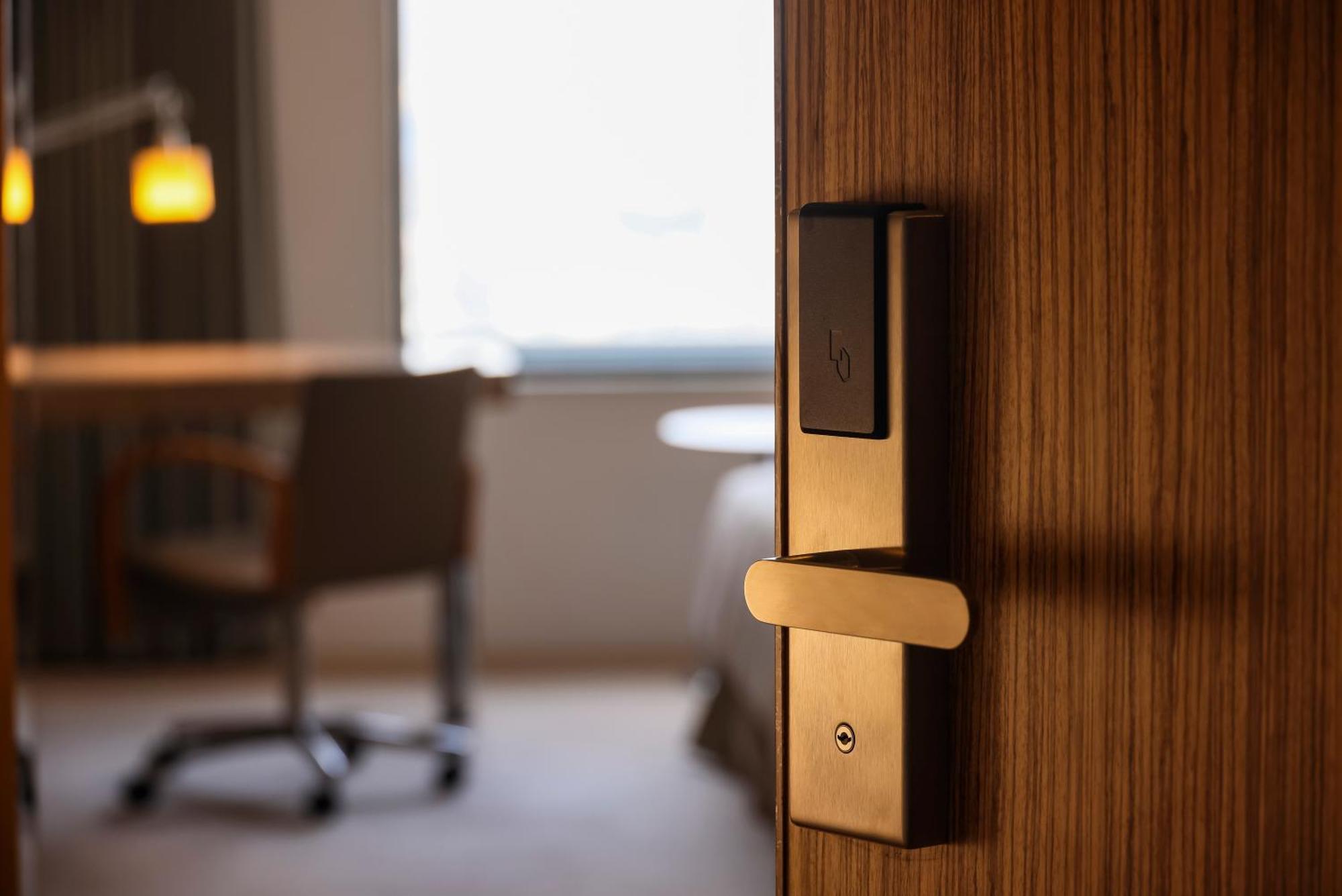 เอเอ็นเอ คราวน์ พลาซ่า โกเบ Hotel ภายนอก รูปภาพ A card-based electronic lock