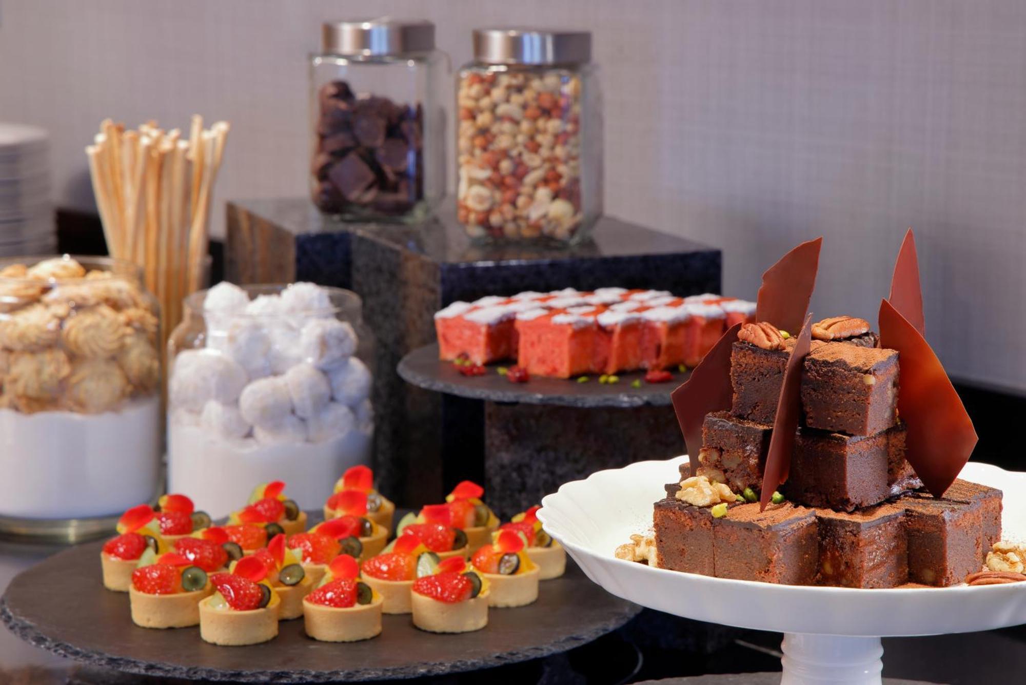 เอเอ็นเอ คราวน์ พลาซ่า โกเบ Hotel ภายนอก รูปภาพ A selection of desserts