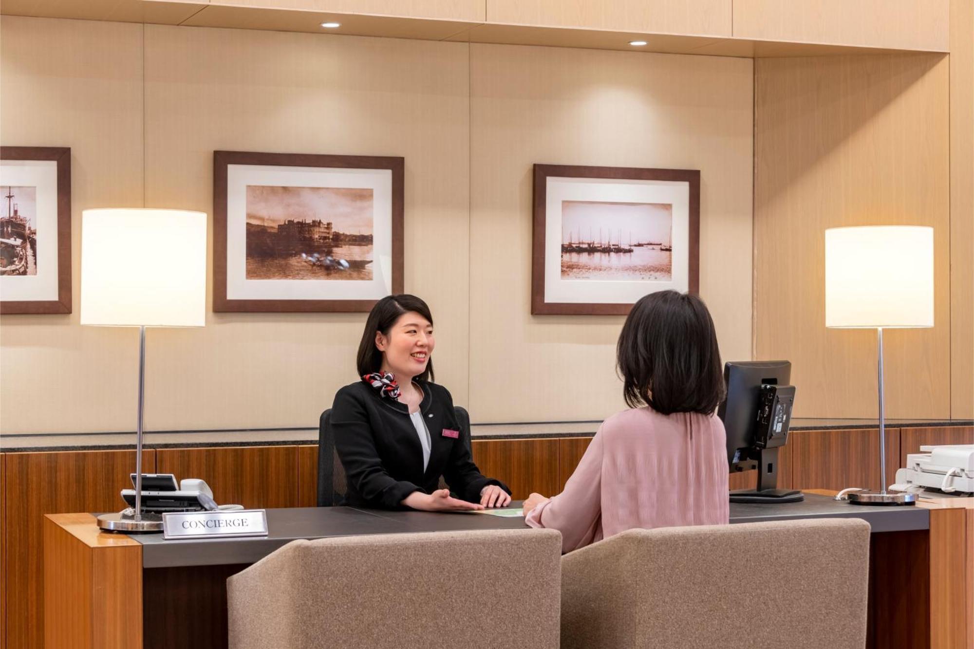 เอเอ็นเอ คราวน์ พลาซ่า โกเบ Hotel ภายนอก รูปภาพ A bank teller at work